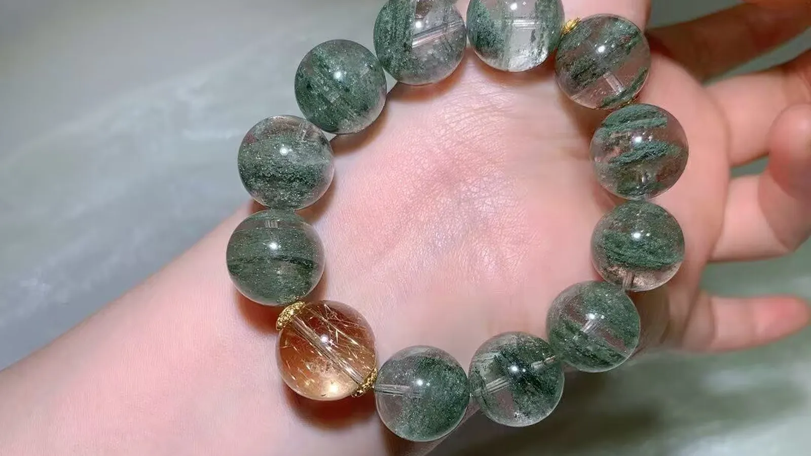 16.3mm 绿幽灵手链,透明大珠内满是苔藓绿幻影,配一颗蜜桃琥珀色调圆珠