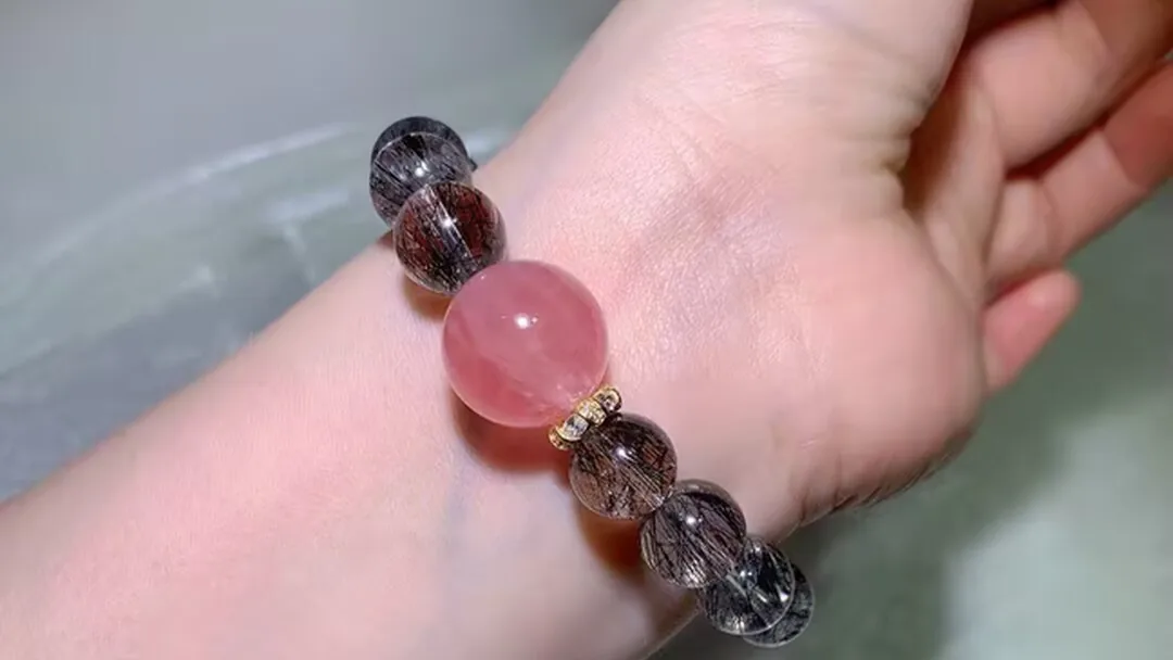戴在手腕上的天然黑发晶手链,通透水晶里有细细的黑色针状发丝