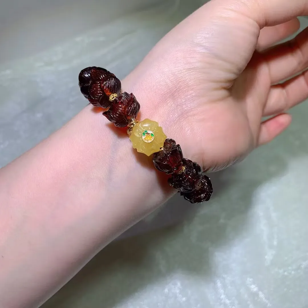 天然血珀莲花手串 — 细节图