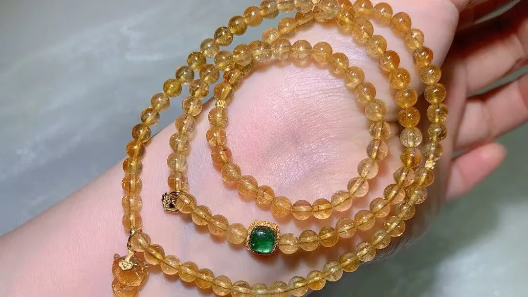 在手腕上绕三圈的天然黄碧玺多圈手链